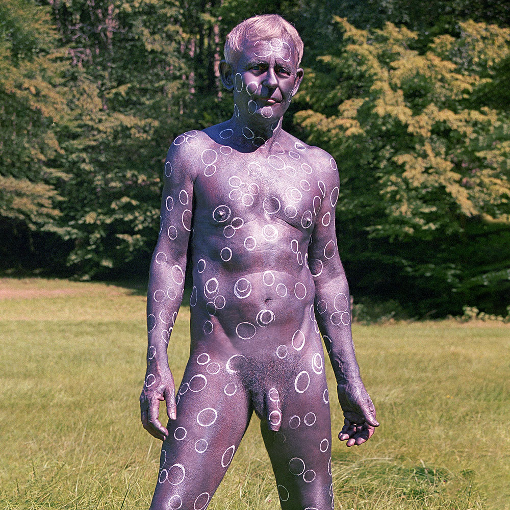 FKK - Bemalter Mann, nackt und frei in der Natur - Freikörperkultur, Körperbemalung